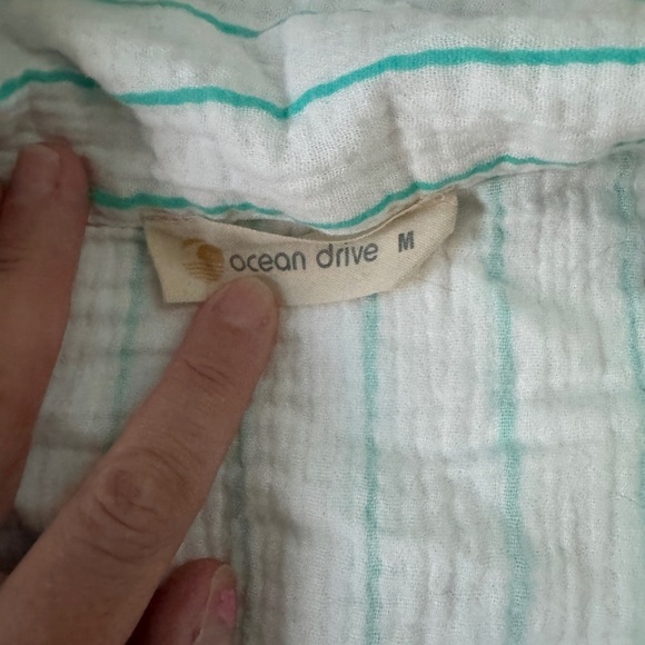 4/$25 Like new women’s crop linen button down sz M ocean drive teal and white - Picture 2 of 2